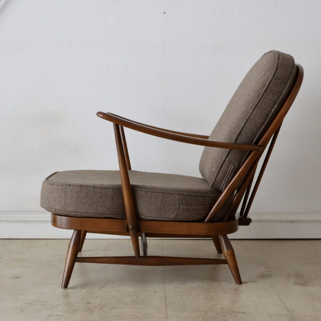 アーコール（ERCOL）製ビンテージのイージーチェアのサイド
