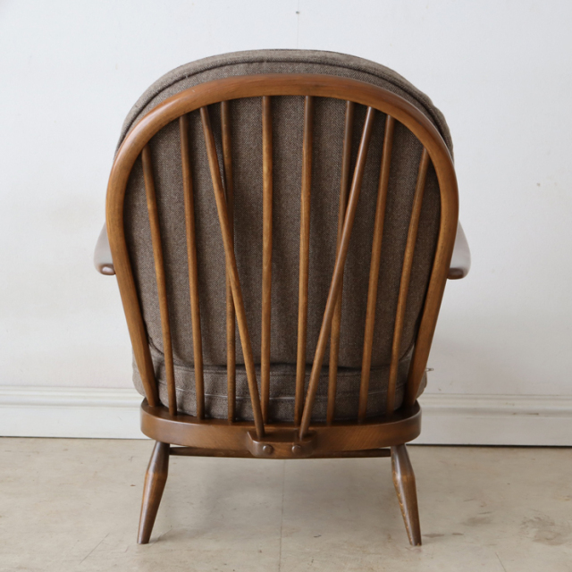 アーコール（ERCOL）製ビンテージのイージーチェアの後ろ姿