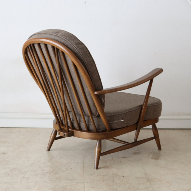アーコール（ERCOL）製ビンテージのイージーチェアの後ろ姿