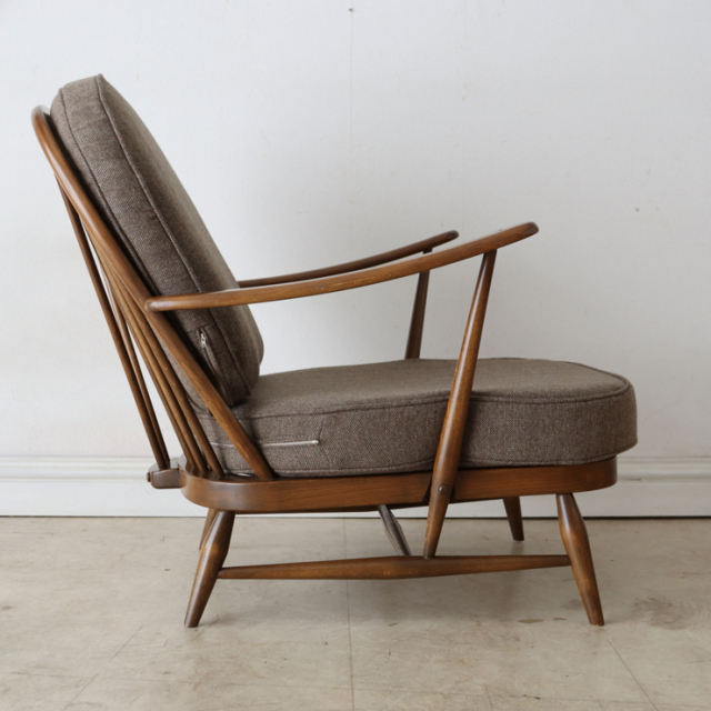 アーコール（ERCOL）製ビンテージのイージーチェアのサイド