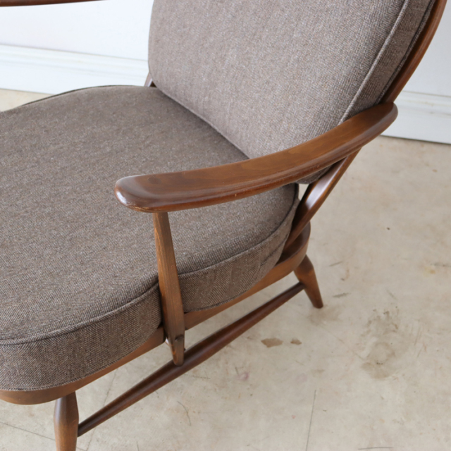 アーコール（ERCOL）製ビンテージのイージーチェアのアーム