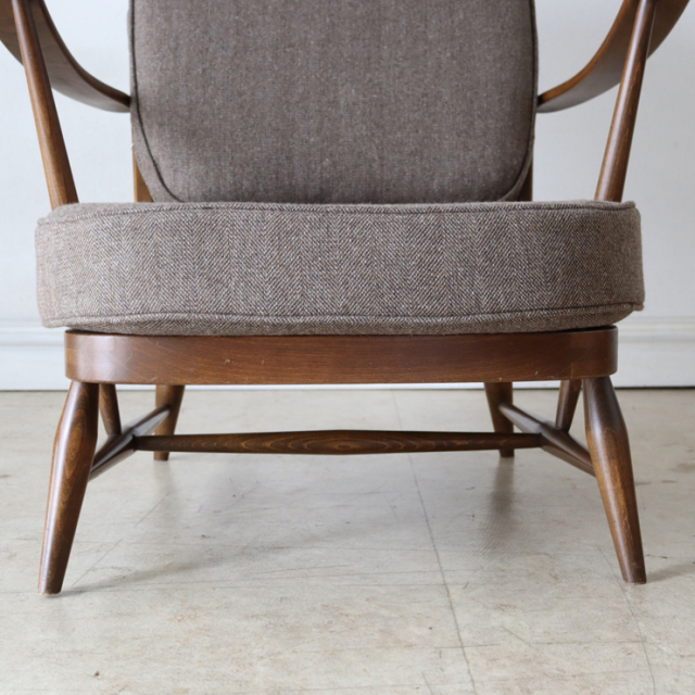 アーコール（ERCOL）製ビンテージのイージーチェアの座面の厚み