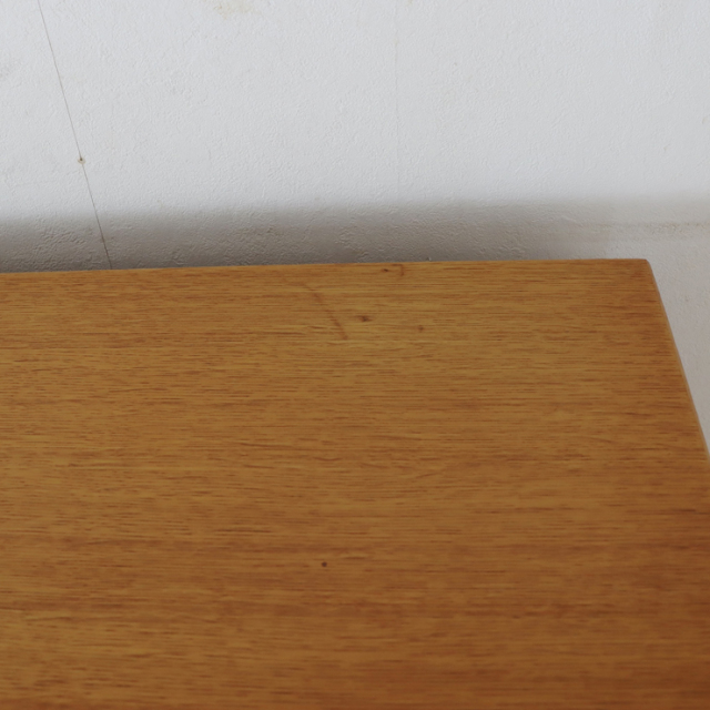 ジープラン（G-plan）製ビンテージのワードローブの天板のシミ