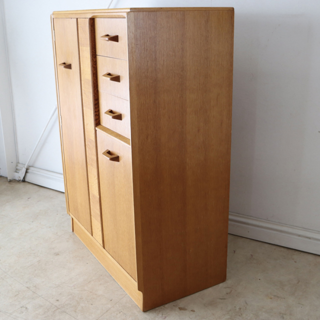 ジープラン（G-plan）製ビンテージのワードローブの右側面