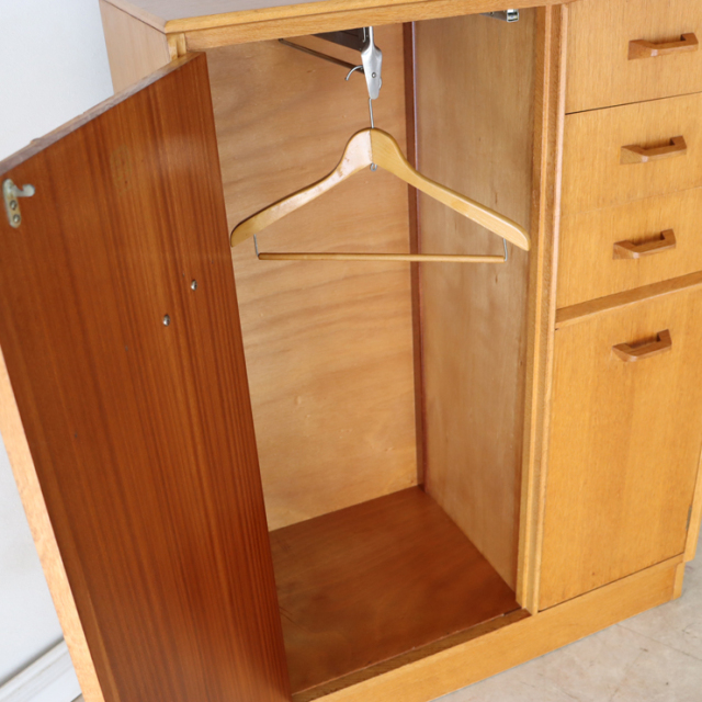 ジープラン（G-plan）製ビンテージのワードローブの左側の収納