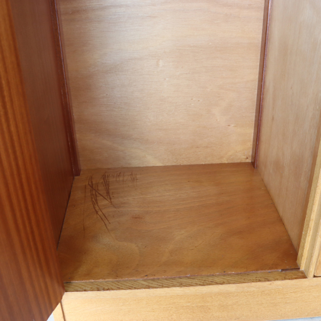 ジープラン（G-plan）製ビンテージのワードローブの収納内部