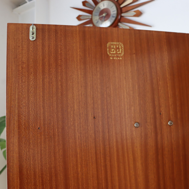 ジープラン（G-plan）製ビンテージのワードローブの扉のロゴスタンプ