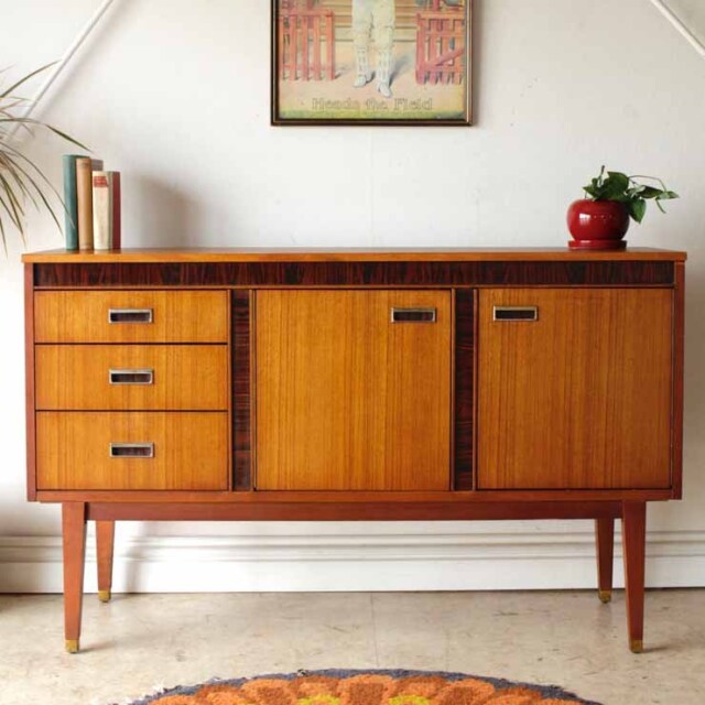 我が道を行く 渋味ヴィンテージスタイル イギリス製ビンテージ サイドボード ウォールナット アンティーク家具 ミッドセンチュリー 輸入家具 レトロ年代物