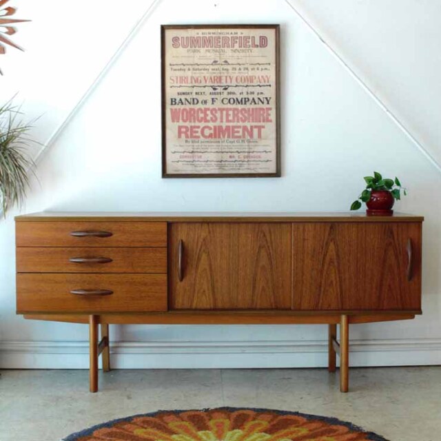 無駄のないシンプルデザインが魅力 イギリス製avalon アヴァロン チーク サイドボード ビンテージ家具 アンティーク北欧