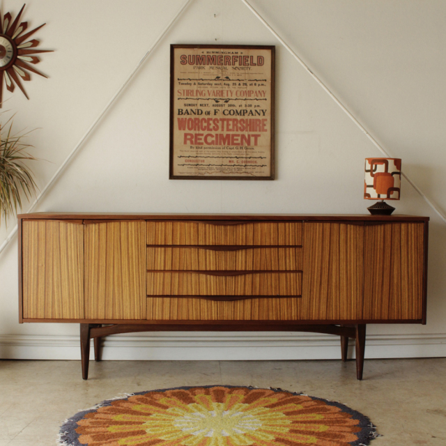 英国（Royal Heritage Furniture製）ビンテージのサイドボード