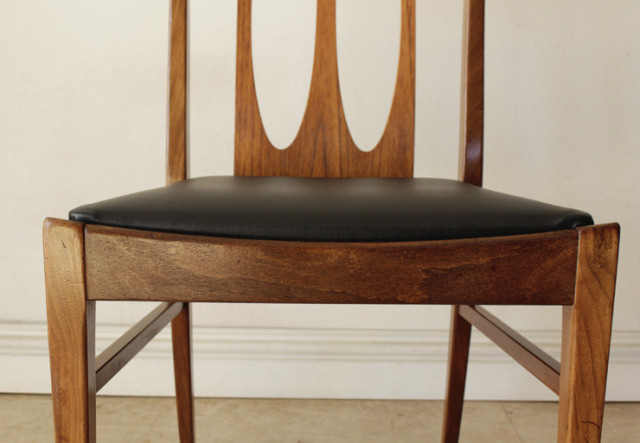 ジープラン（G-plan）製ビンテージダイニングチェアの座面の厚み