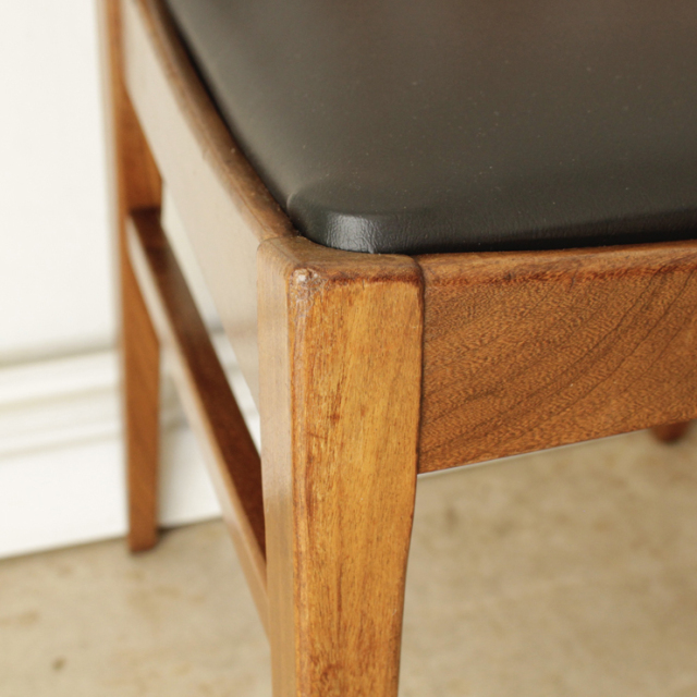 ジープラン（G-plan）製ビンテージダイニングチェアの脚の傷