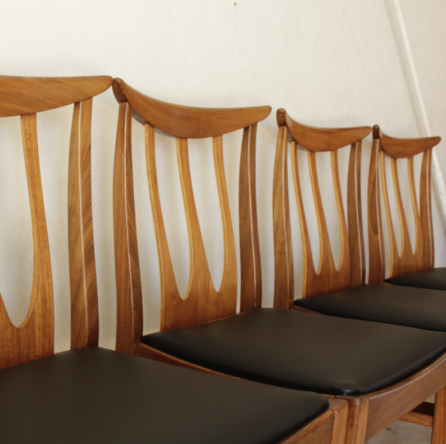 ジープラン（G-plan）製ビンテージダイニングチェアを斜めから見てみる