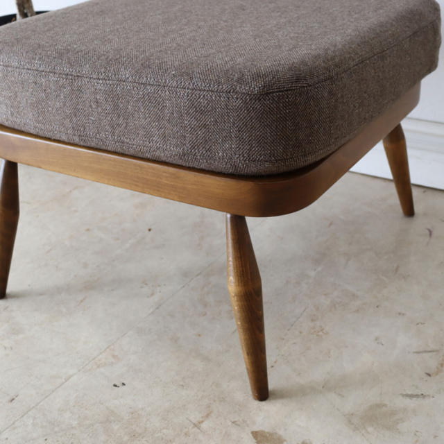 アーコール（ERCOL）製ビンテージのスツール・オットマンの脚部