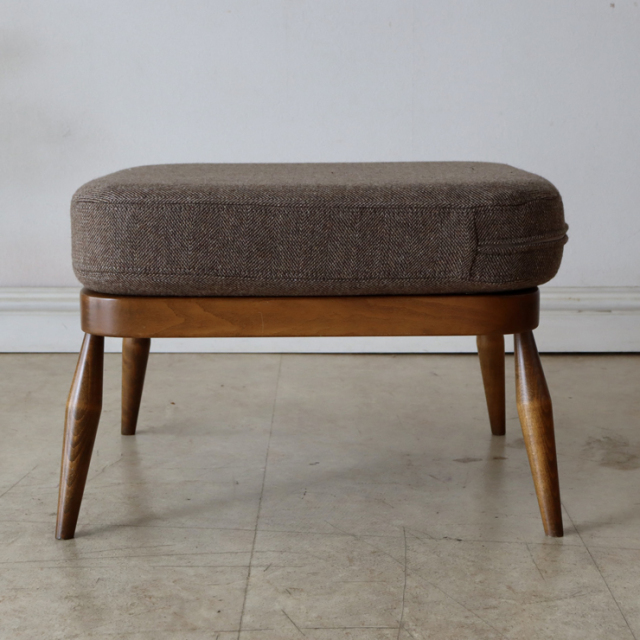 アーコール（ERCOL）製ビンテージのスツール・オットマンの座面の厚み