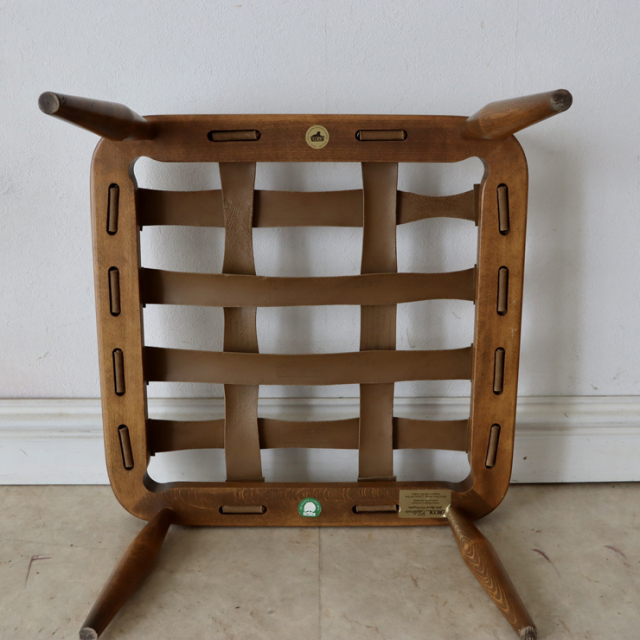 アーコール（ERCOL）製ビンテージのスツール・オットマンの裏面