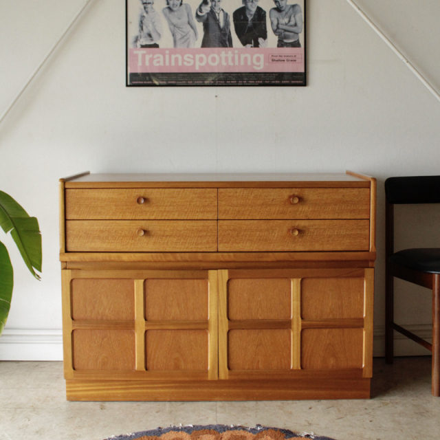 ネイサン（NATHAN）製ビンテージカップボード　サイドボード