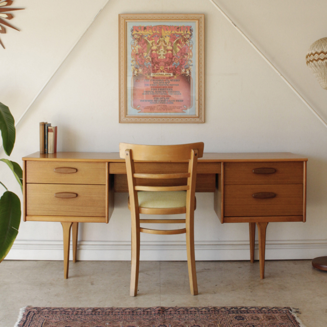 オースティンスイート（Austinsuite）製ビンテージのデスク