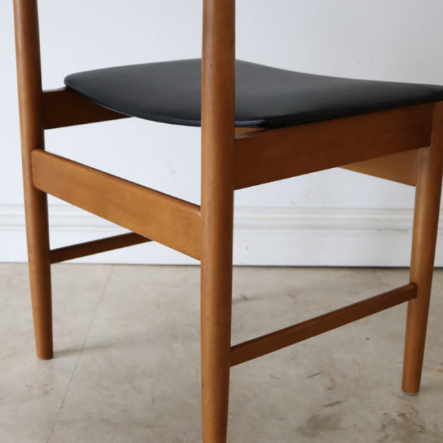 ポーランド製ビンテージのダイニングチェアの後ろ姿