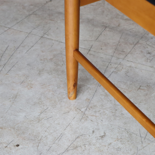 ポーランド製ビンテージのダイニングチェアの脚の傷