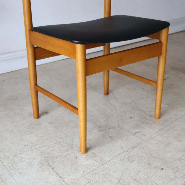 ポーランド製ビンテージのダイニングチェアの脚の傷