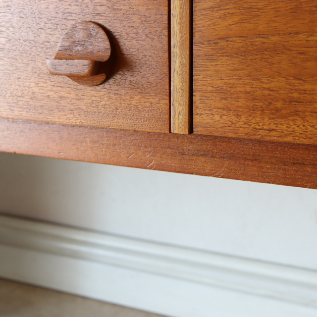 サイドボード　
英国アンティーク B08430 Z – 冨士ファニチア株式会社｜FUJI FURNITURE Co.,Ltd.