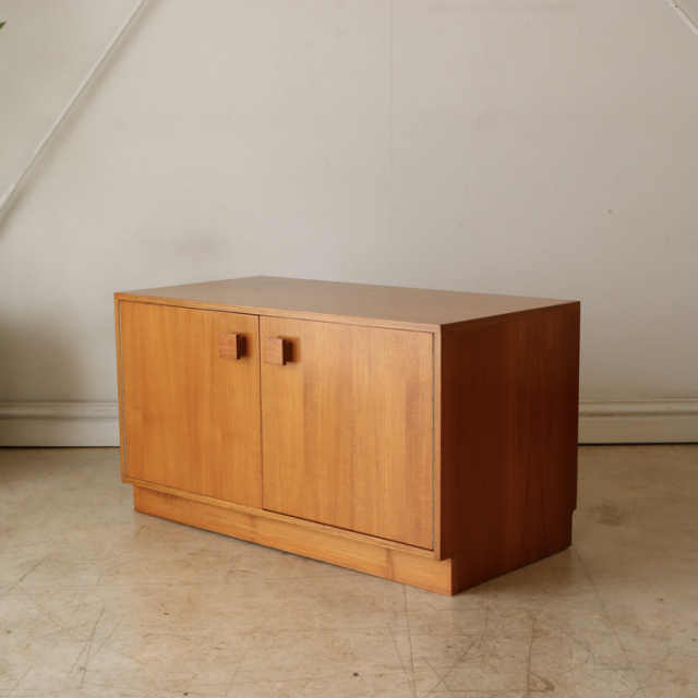 英国製ビンテージのキャビネット　コンパクトサイズ