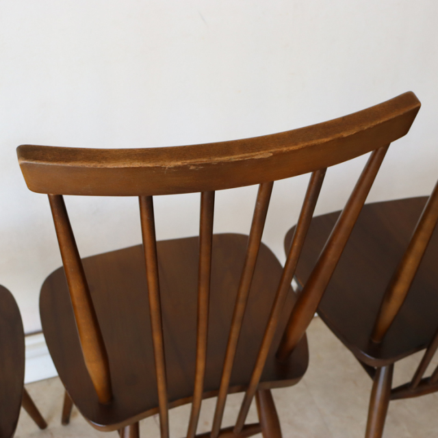 アーコール（ERCOL）製ビンテージのスティックバックチェアブラウンの背もたれ
