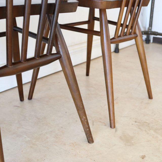 アーコール（ERCOL）製ビンテージのスティックバックチェアブラウンの脚部