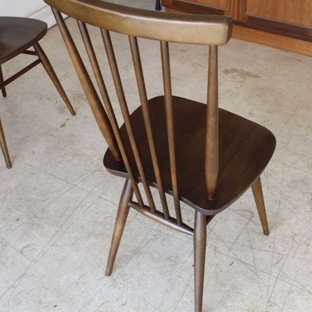 アーコール（ERCOL）製ビンテージのスティックバックチェアブラウンの背面