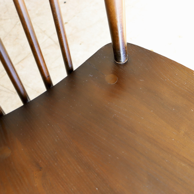 アーコール（ERCOL）製ビンテージのスティックバックチェアブラウンの座面の傷