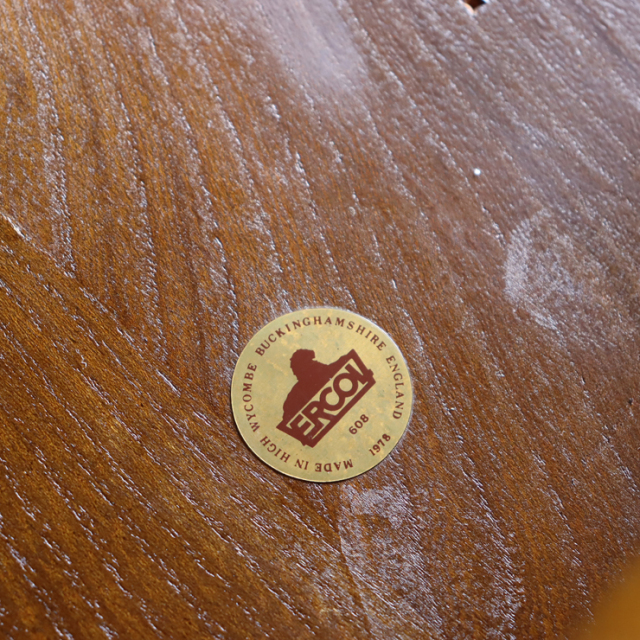 アーコール（ERCOL）製ビンテージのスティックバックチェアブラウンの座面裏のロゴ