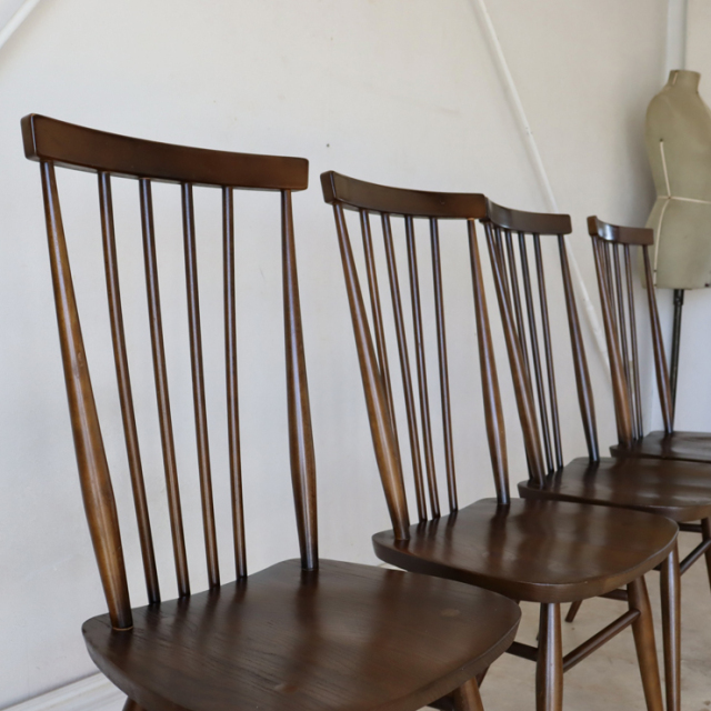 アーコール（ERCOL）製ビンテージのスティックバックチェアブラウンの背もたれ