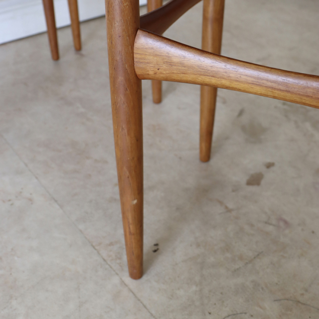 デンマーク（Hans C. Andersen）製ビンテージのネストテーブルの脚