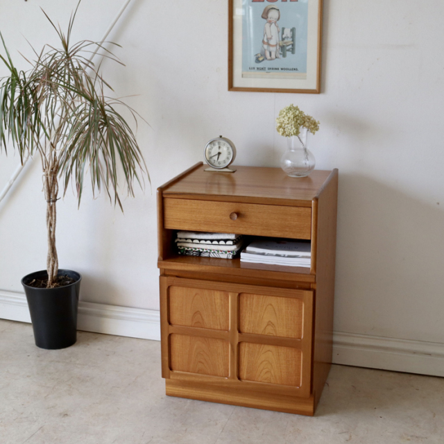 ネイサン（NATHAN）製ビンテージのキャビネット