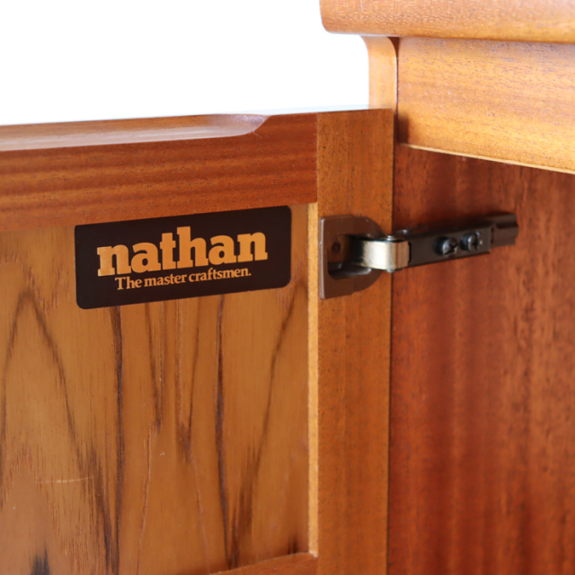 ネイサン（NATHAN）製ビンテージのキャビネットのロゴ