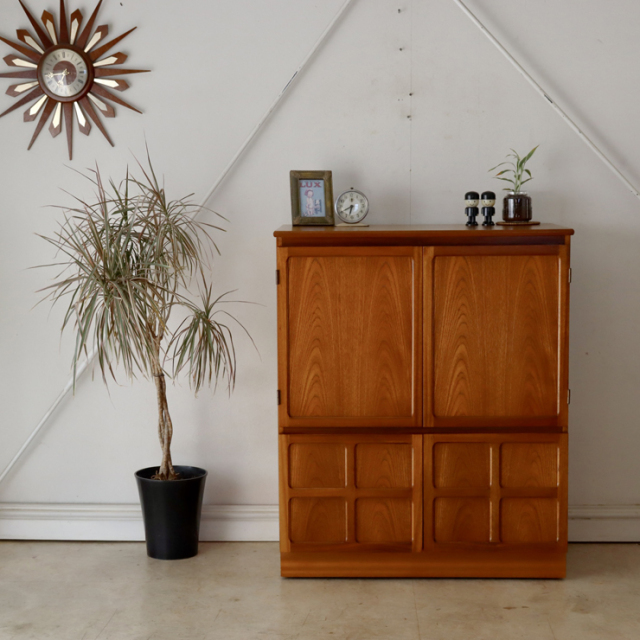 ネイサン（NATHAN）製ビンテージのテレビキャビネット