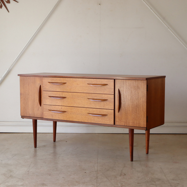 シュエイバー（SCHREIBER）製ビンテージのサイドボード