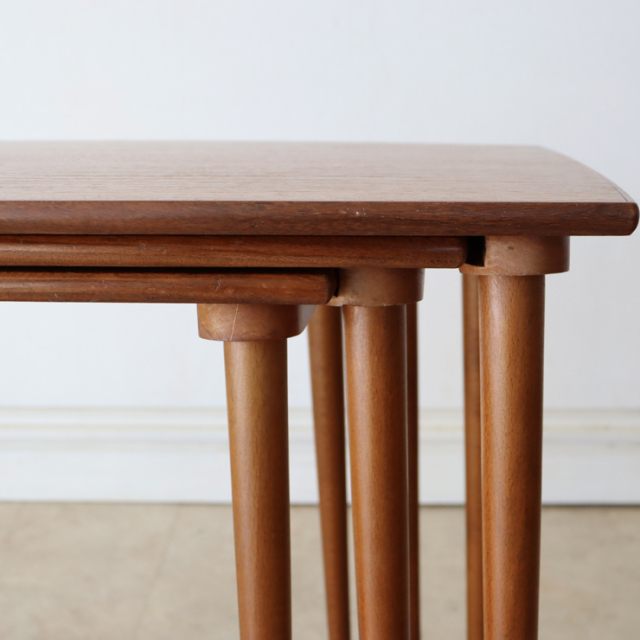 イギリス製ビンテージのネストテーブル