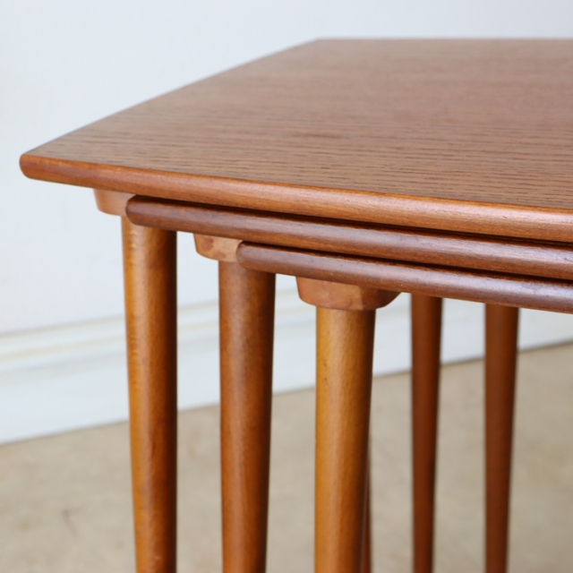 イギリス製ビンテージのネストテーブル  商品