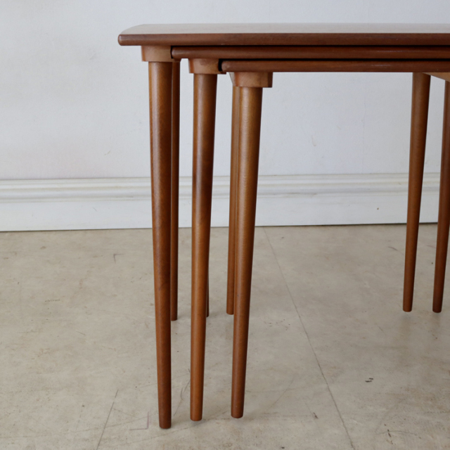 イギリス製ビンテージのネストテーブルの脚