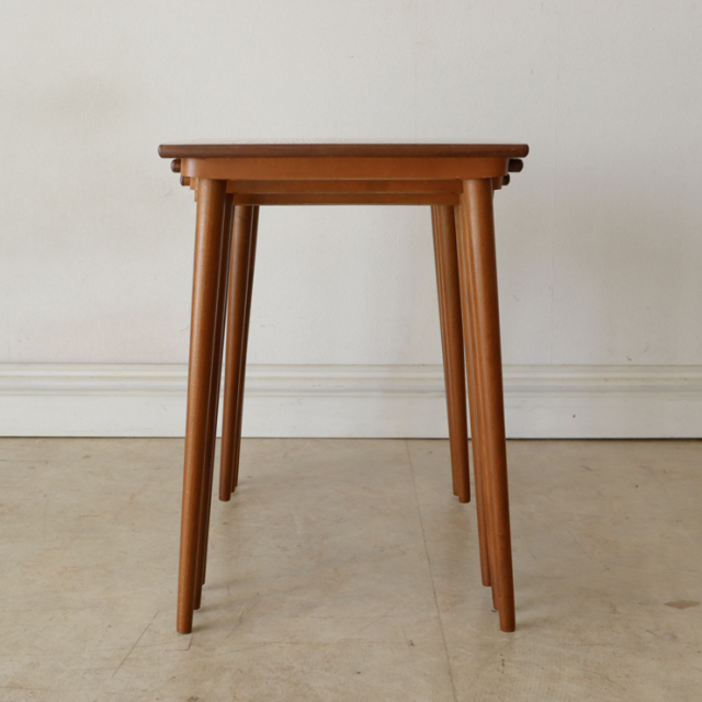 横から見たイギリス製ビンテージのネストテーブル