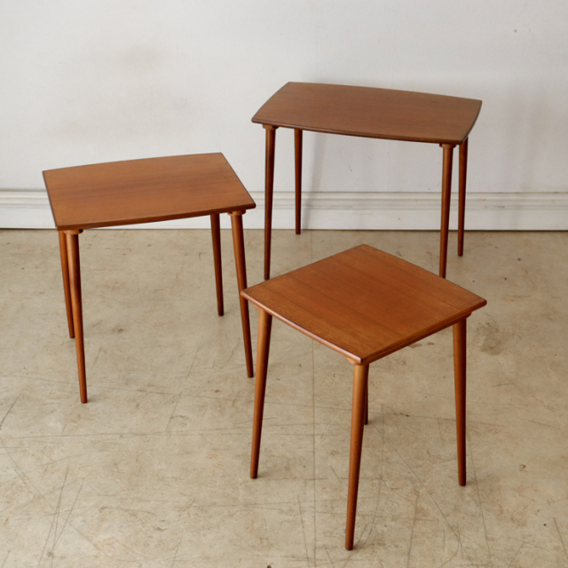 イギリス製ビンテージのネストテーブル