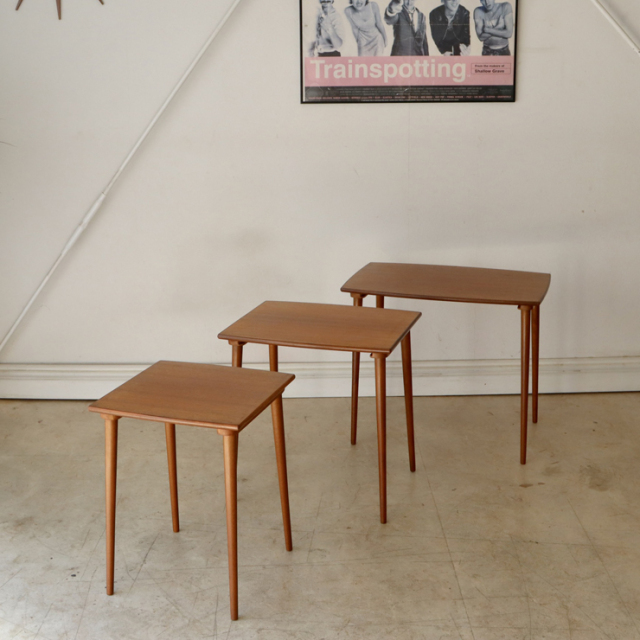 イギリス製ビンテージのネストテーブル