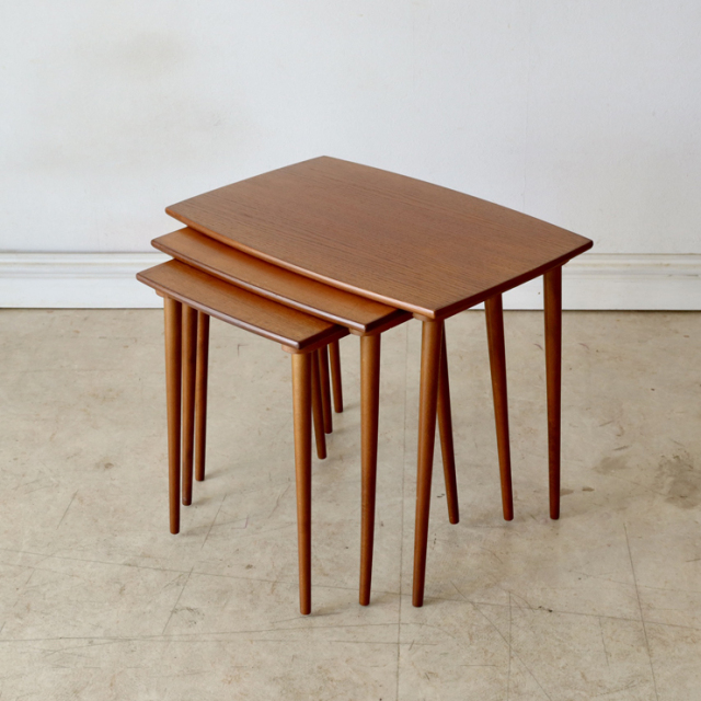 イギリス製ビンテージのネストテーブル