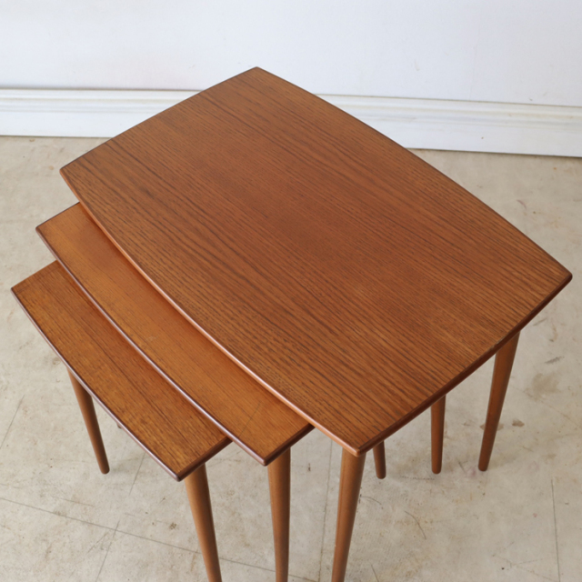 イギリス製ビンテージのネストテーブルの天板