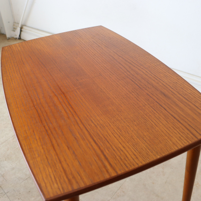 イギリス製ビンテージのネストテーブルの大天板の傷