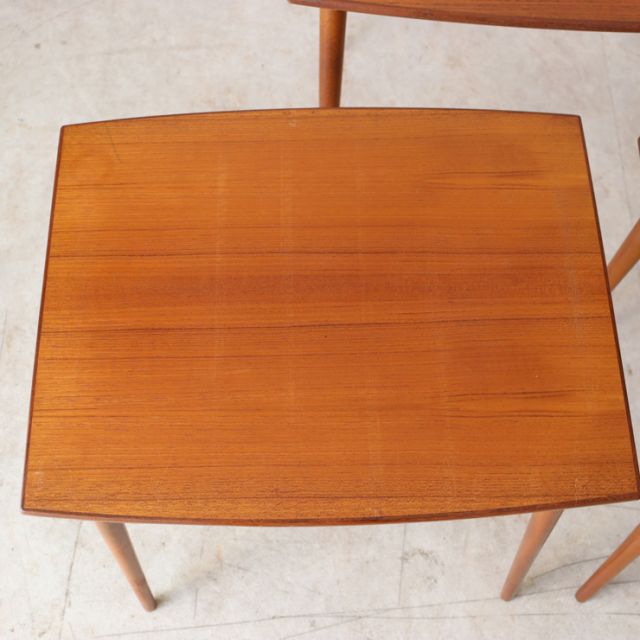 イギリス製ビンテージのネストテーブルの中天板