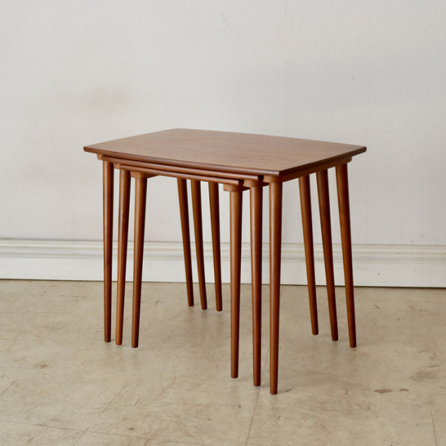 イギリス製ビンテージのネストテーブル