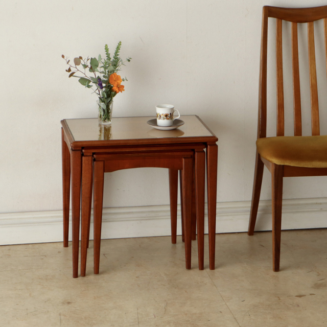 英国製ビンテージのガラストップネストテーブル